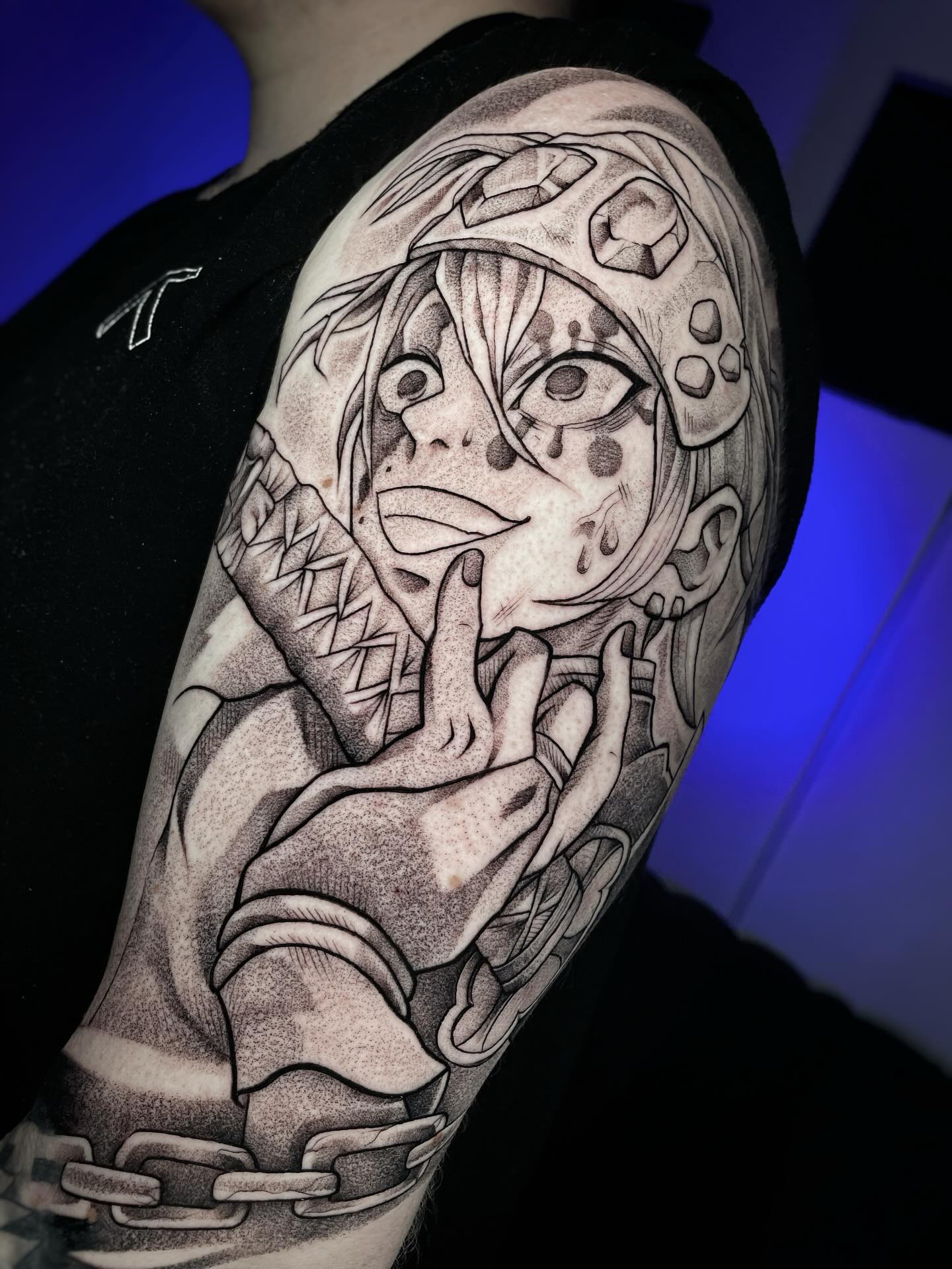 Tatuaje de demonio femenino estilo Demon Slayer con tocado de gemas y cadenas en el brazo