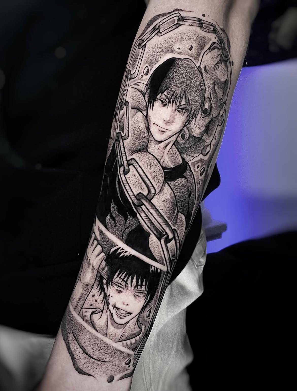 Tatuaje de panel de manga con cadenas cubriendo el antebrazo completo en blanco y negro