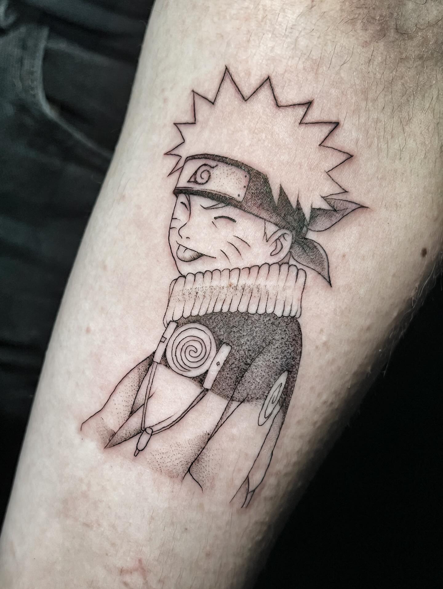 Tatuaje fine line de Naruto niño en el brazo, líneas finas en negro