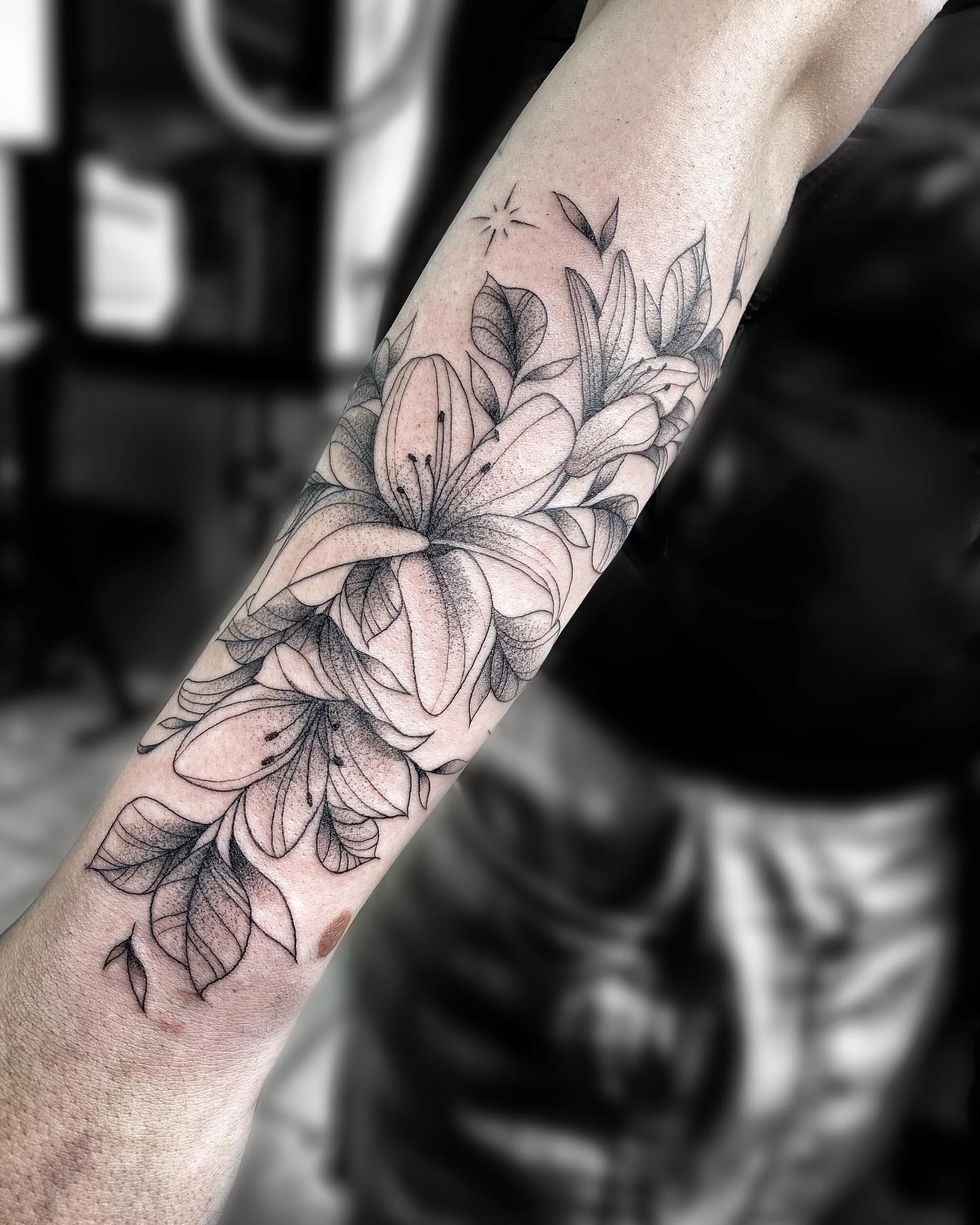 Tatuaje fine line pequeño de lirios